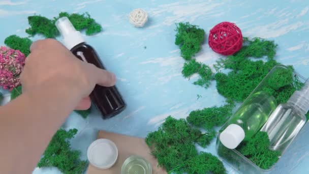 Mýdlové mléko se zeleným mechem, kosmetika pro péči o tělo na modrém pozadí, mech. — Stock video