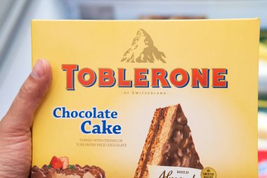 Tyumen, Rusya-Haziran 08, 2021: İsviçre sütlü çikolatalı tobleron. Kraft Gıda Yapımı.