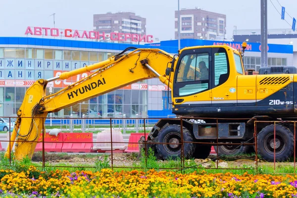 Tjumen Russland August 2021 Gelber Hyundai Raupenbagger Arbeitet Der Stadt — Stockfoto