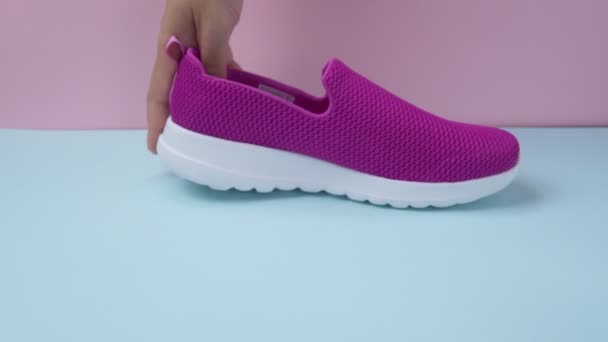 Tyumen, Russia-August 27, 2021: Slip-on shoes for women Skechers Go Walk Joy purple. 미국 스케이트 선수 협회 (Skechers USA, Inc.) 는 미국의 생활 방식이다. — 비디오