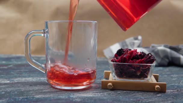 Rose soudanaise, fleur d'hibiscus. Composition du thé à partir des pétales de thé de la rose soudanaise. — Video