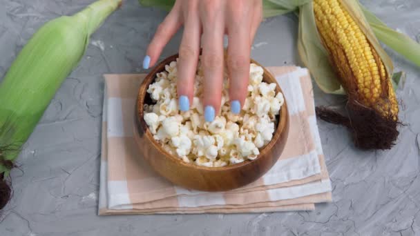 Flicka och man äter ta popcorn på en grå bakgrund. Selektiv inriktning. — Stockvideo