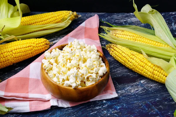 Tasty Popcorn Bowl Table Ears Fresh Corn Dark Background — Stock Photo, Image