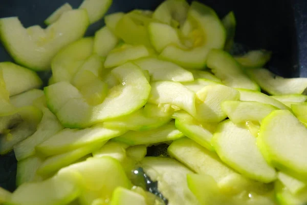 Zucchini Einer Pfanne Aus Nächster Nähe Zubereiten Holzspachtel Zum Kochen — Stockfoto