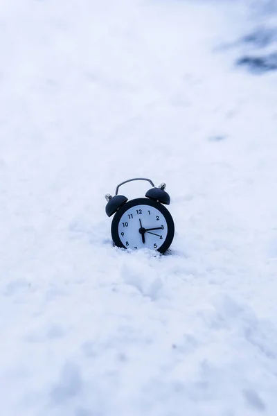 Μαύρο Ξυπνητήρι Στο Χιόνι Νέο Έτος Της Χειμερινής Ιδέας Αντίγραφο — Φωτογραφία Αρχείου