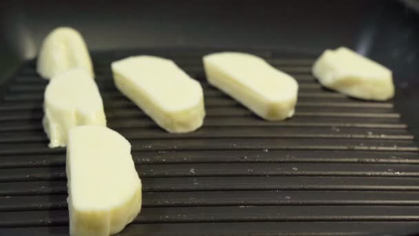 Queso tradicional griego a la parrilla Hallumi puede ser frito o a la parrilla. — Vídeos de Stock