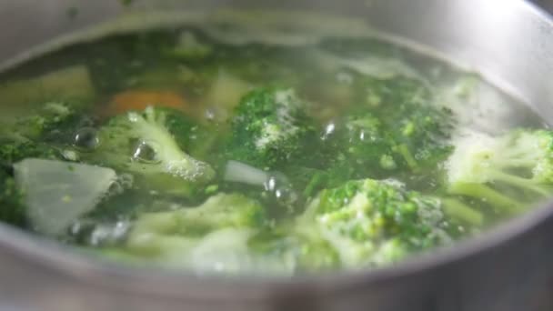 Kook soep met broccoli groentesoep. Gekookte groenten close-up. Langzame beweging — Stockvideo