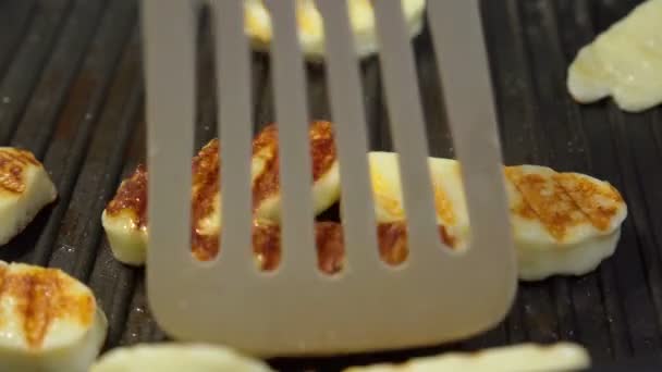 Fritando queijo em uma panela de grelha. O queijo Halloumi tem um alto ponto de fusão e, portanto, pode ser frito ou grelhado.. — Vídeo de Stock