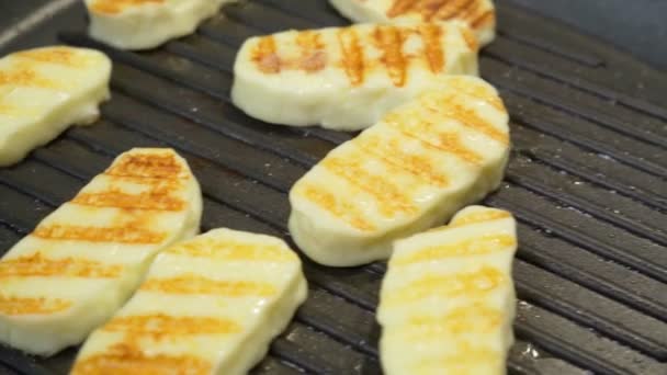 Cypryjski ser halloumi. Tosty serowe, grillowany ser na patelni grillowej — Wideo stockowe