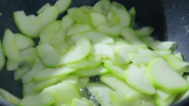 Zucchini groenten worden gebakken in een koekenpan close-up. Dieetvoeding, caloriearm fitnessvoedsel. — Stockvideo