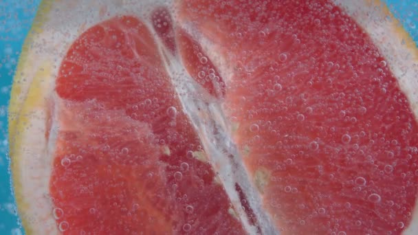 Nahaufnahme von Grapefruitfleisch. Grapefruit und Zitronensoda. Erfrischendes Grapefruitgetränk, Cocktail. Obst, Grapefruit — Stockvideo