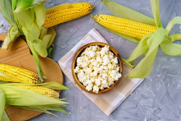 Bowl Delicious Traditional Popcorn Corn Cobs Gray Background — Stock Photo, Image