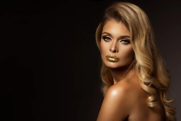 Magiska flicka porträtt i guld. gyllene makeup — Stockfoto