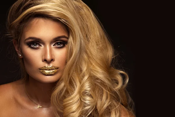 Retrato de chica mágica en oro. Maquillaje dorado — Foto de Stock