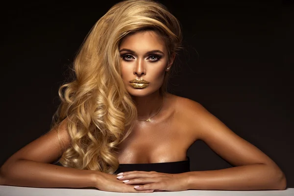 Magiska flicka porträtt i guld. gyllene makeup — Stockfoto