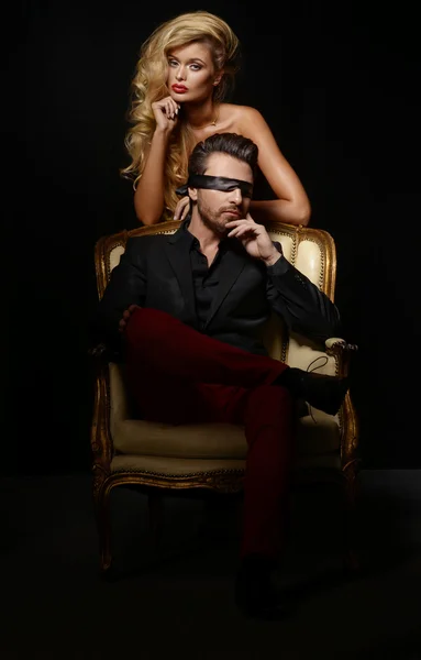 Amor de casal sexy, homem cego de terno com mulher loira sexy — Fotografia de Stock