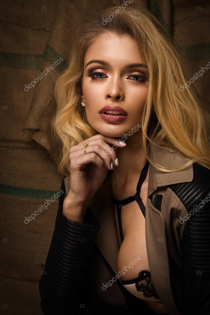 Ontwapening Op en neer gaan conservatief Sexy blonde vrouw in jas ⬇ Stockfoto, rechtenvrije foto door © aarrttuurr  #109006170