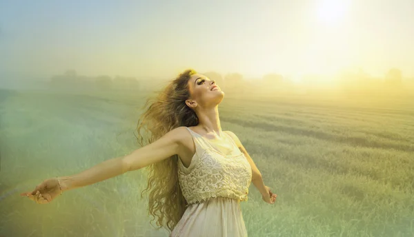 Vrije Gelukkige vrouw over hemel en zon — Stockfoto