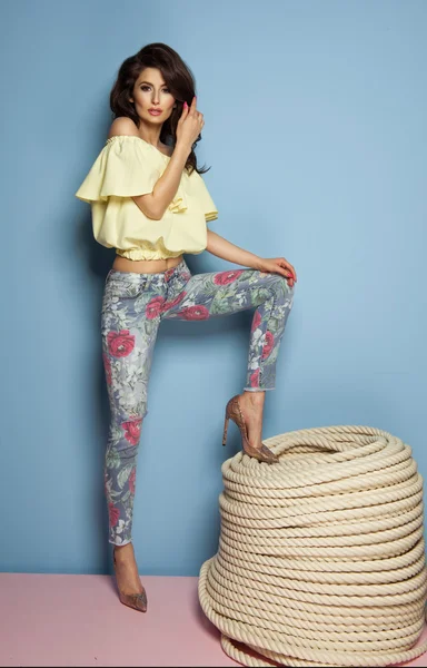 Brunette meisje mode dragen van pastel kleding in de buurt van de touwen — Stockfoto