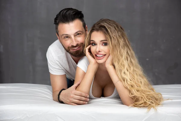 Young Happy Couple Lying Together Bed — Stock Photo, Image