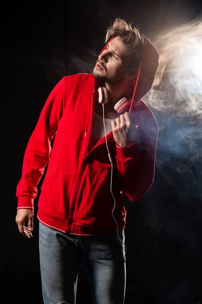 Hombre Fuerte Usar Sudadera Con Capucha Roja Sobre Fondo Negro —  Fotos de Stock