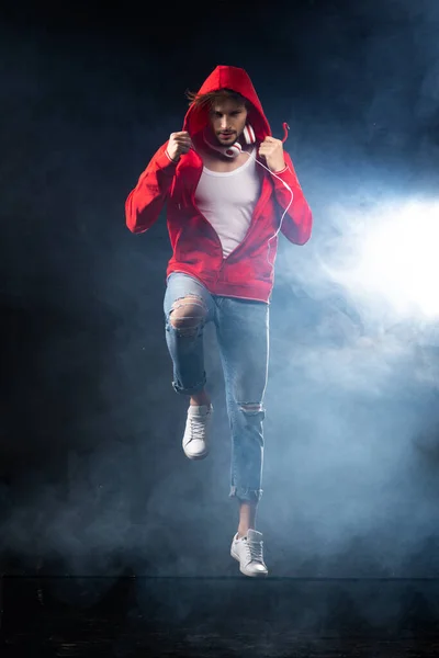 Hombre Fuerte Usar Sudadera Con Capucha Roja Sobre Fondo Negro — Foto de Stock