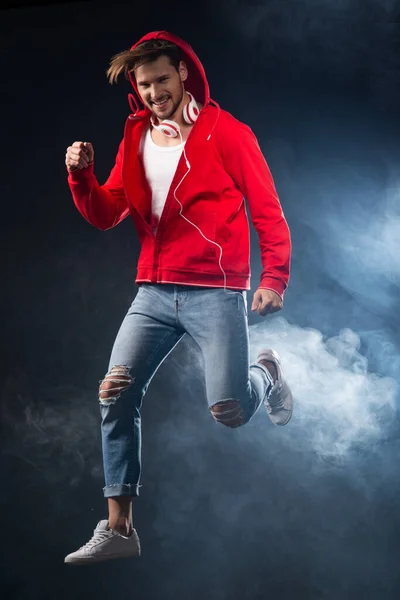 Homem Forte Usar Capuz Vermelho Sobre Fundo Preto — Fotografia de Stock