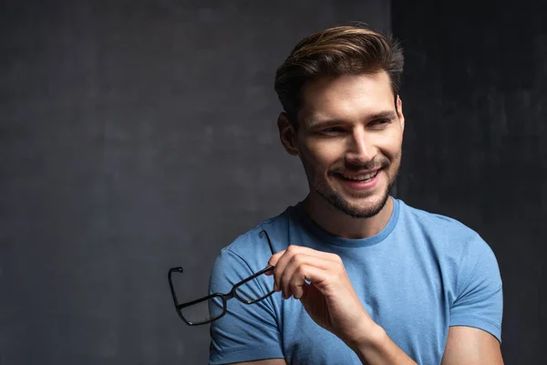 Gelukkig Knappe Man Blauwe Achtergrond — Stockfoto