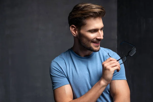 Gelukkig Knappe Man Blauwe Achtergrond — Stockfoto