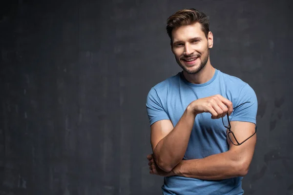 Feliz Hombre Guapo Sobre Fondo Azul — Foto de Stock