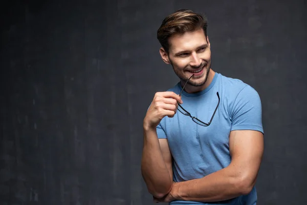 Feliz Homem Bonito Sobre Fundo Azul — Fotografia de Stock