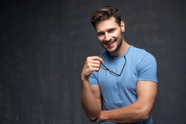 Feliz Homem Bonito Sobre Fundo Azul — Fotografia de Stock