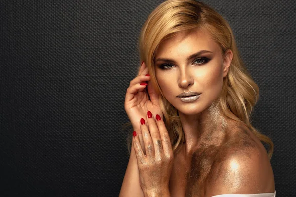 Mode Bild Vackra Unga Blonda Kvinna Bär Glitter Silver Makeup — Stockfoto