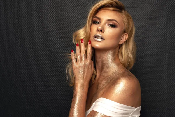 Mode Bild Vackra Unga Blonda Kvinna Bär Glitter Silver Makeup — Stockfoto