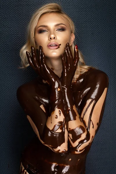 Веселая Женщина Ест Шоколад — стоковое фото