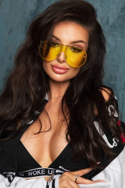 Young Sexy Brunette Woman Yellow Sunglasses Grunge Blue Background — Stock Photo, Image