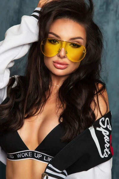 Mujer Morena Sexy Joven Con Gafas Sol Amarillas Sobre Fondo —  Fotos de Stock