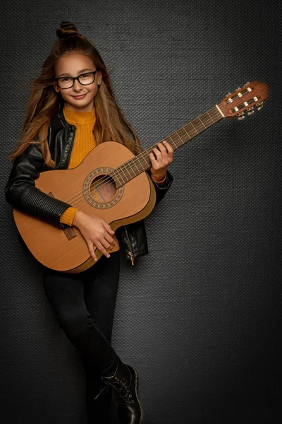 Piccola Ragazza Bionda Che Suona Chitarra Sfondo Nero — Foto Stock