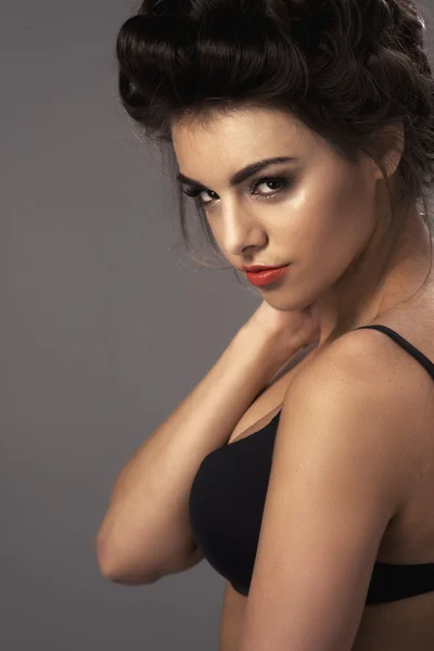 Mode portret van een mooie brunette vrouw met shot kapsel - studio foto — Stockfoto