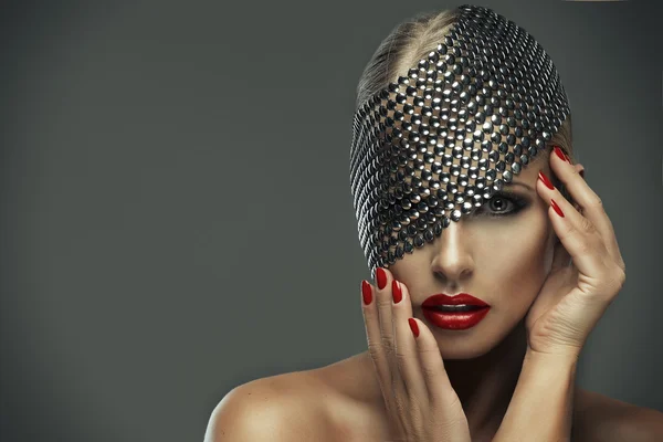 Mujer estricta sexy con labios rojos y decoración de metal — Foto de Stock