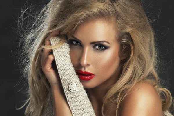 Sexig strikt kvinna med röda läppar — Stockfoto
