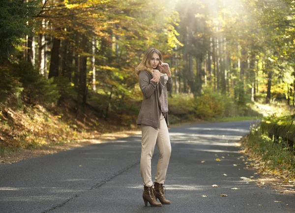 Jonge vrouw in de herfst verblijf op straat — Stockfoto