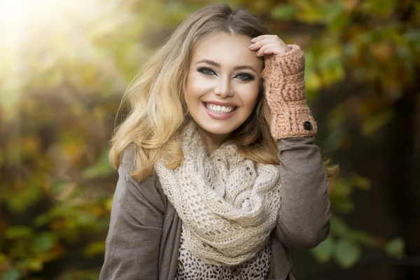 Beautiful elegant woman in park - autumn — Stock Photo, Image