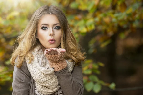 Belle femme élégante dans un parc en automne envoyer baiser — Photo