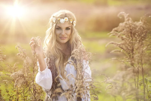 Jeune fille souriant dans les paysages d'automne — Photo