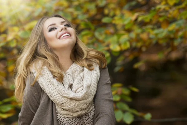 Beautiful elegant woman  in a park in autumn — Stock Photo, Image