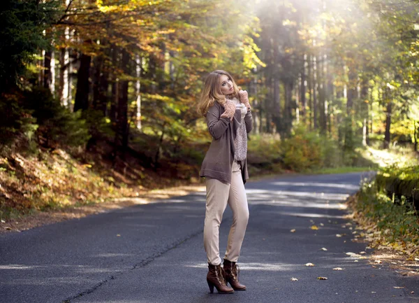 Jeune femme dans la belle automne séjournant dans la rue — Photo