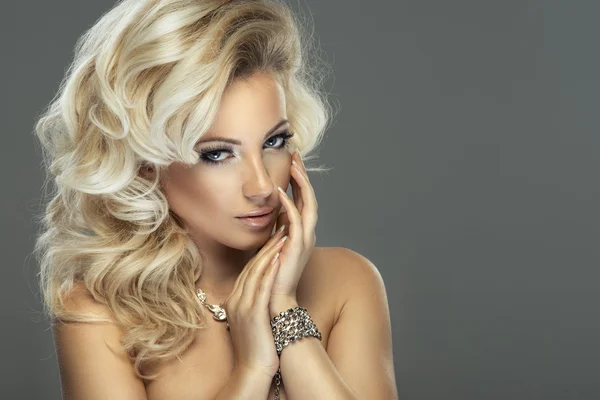 Sensuell vacker blond kvinna poserar i sensuella underkläder. Flicka med långt lockigt hår. — Stockfoto