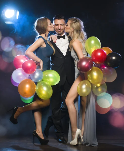 Glada unga människor firar nyårsafton — Stockfoto