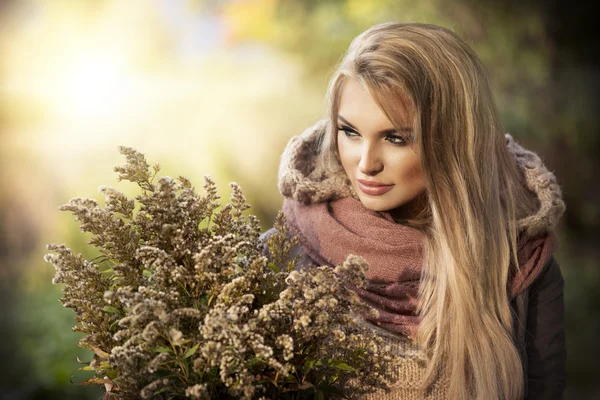 Jong meisje glimlachend in herfst landschap — Stockfoto